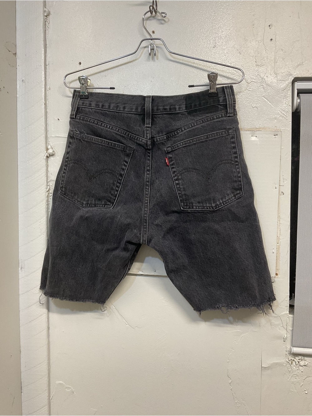 Levi's button-up fly Black Washed High-Rise Cutoff Denim shorts size 29 - Picture 2 of 4